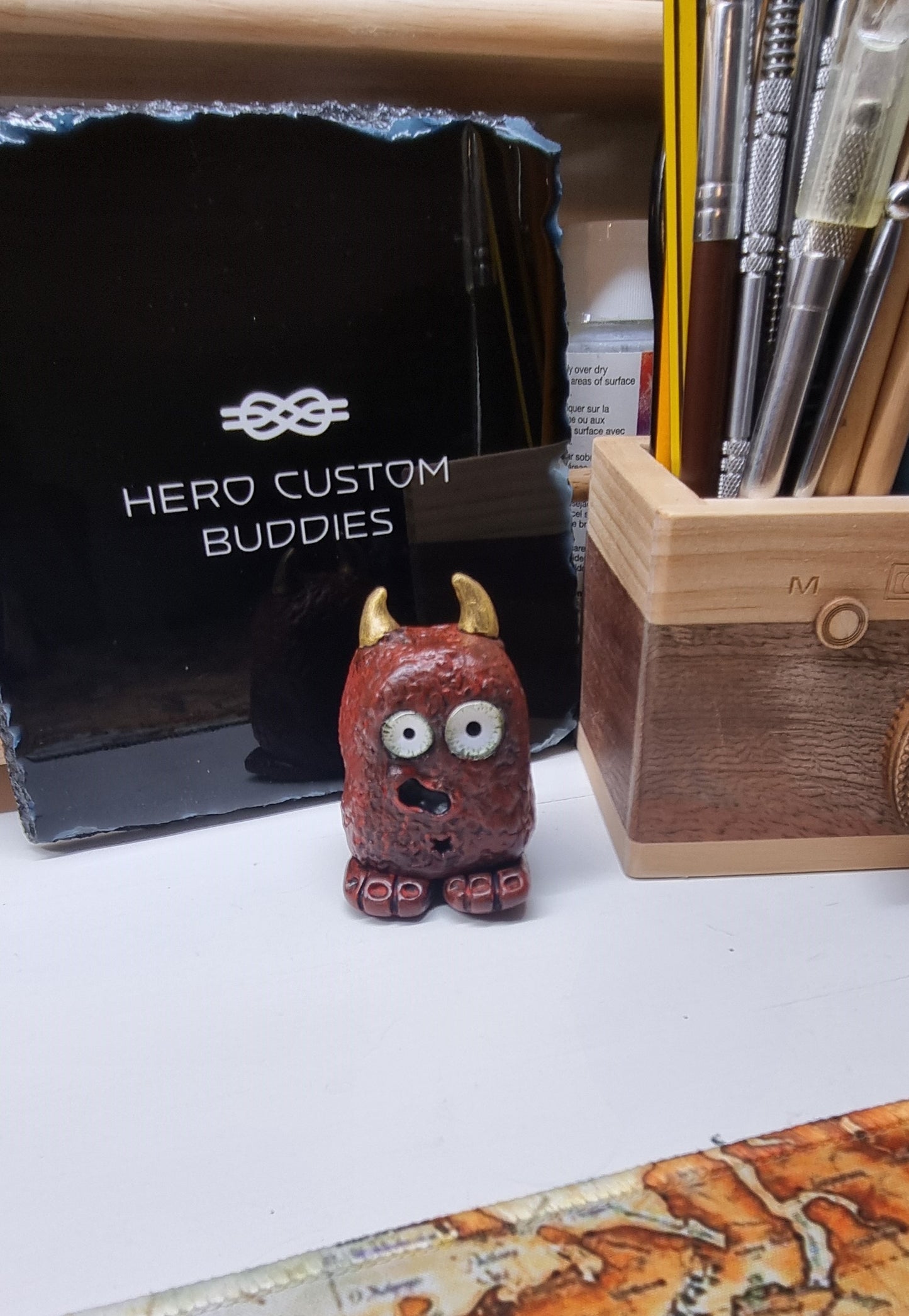 Hörner Monster Schreibtisch Kumpel