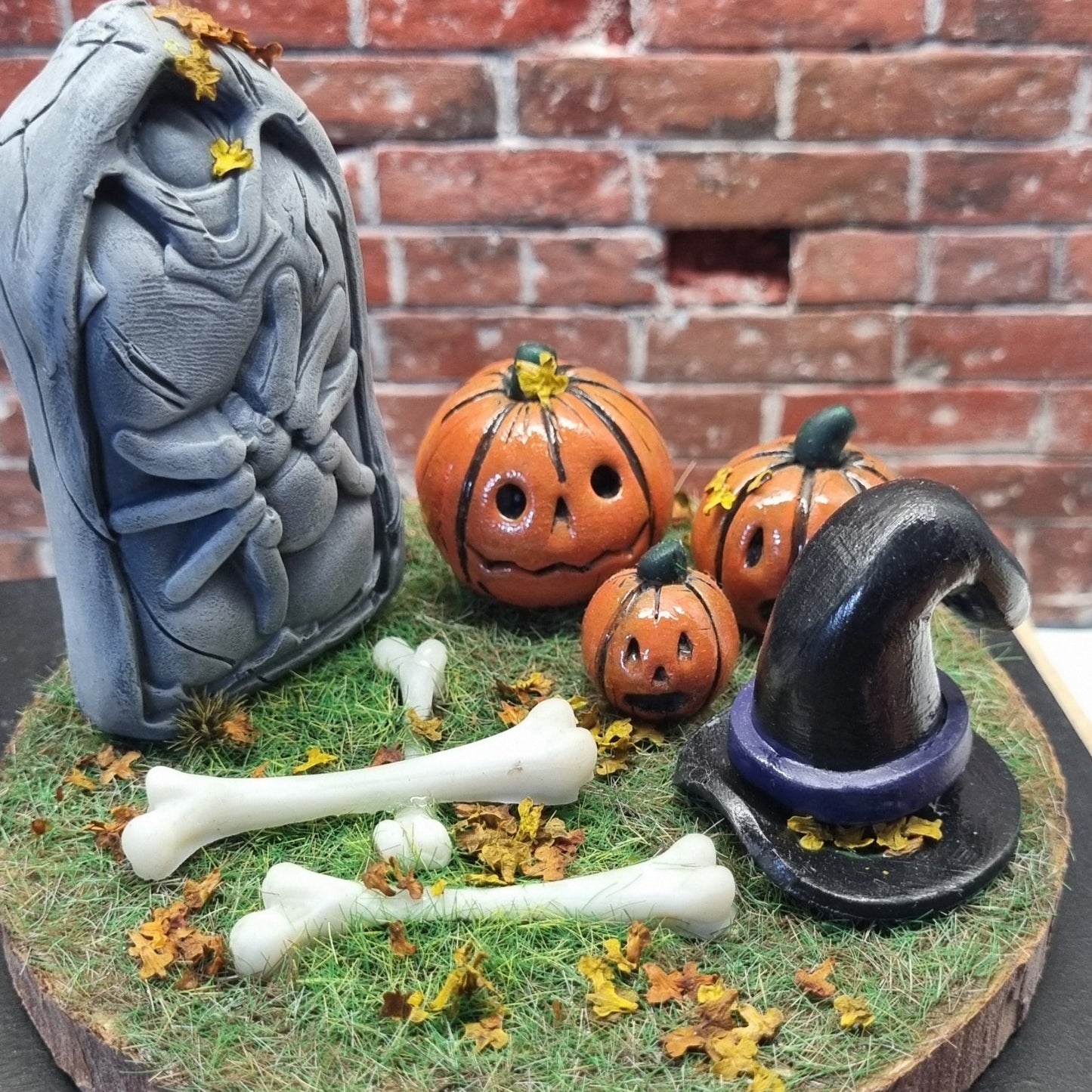 Halloween Diorama Graveyard Scene Ornament - Spider Tombstone