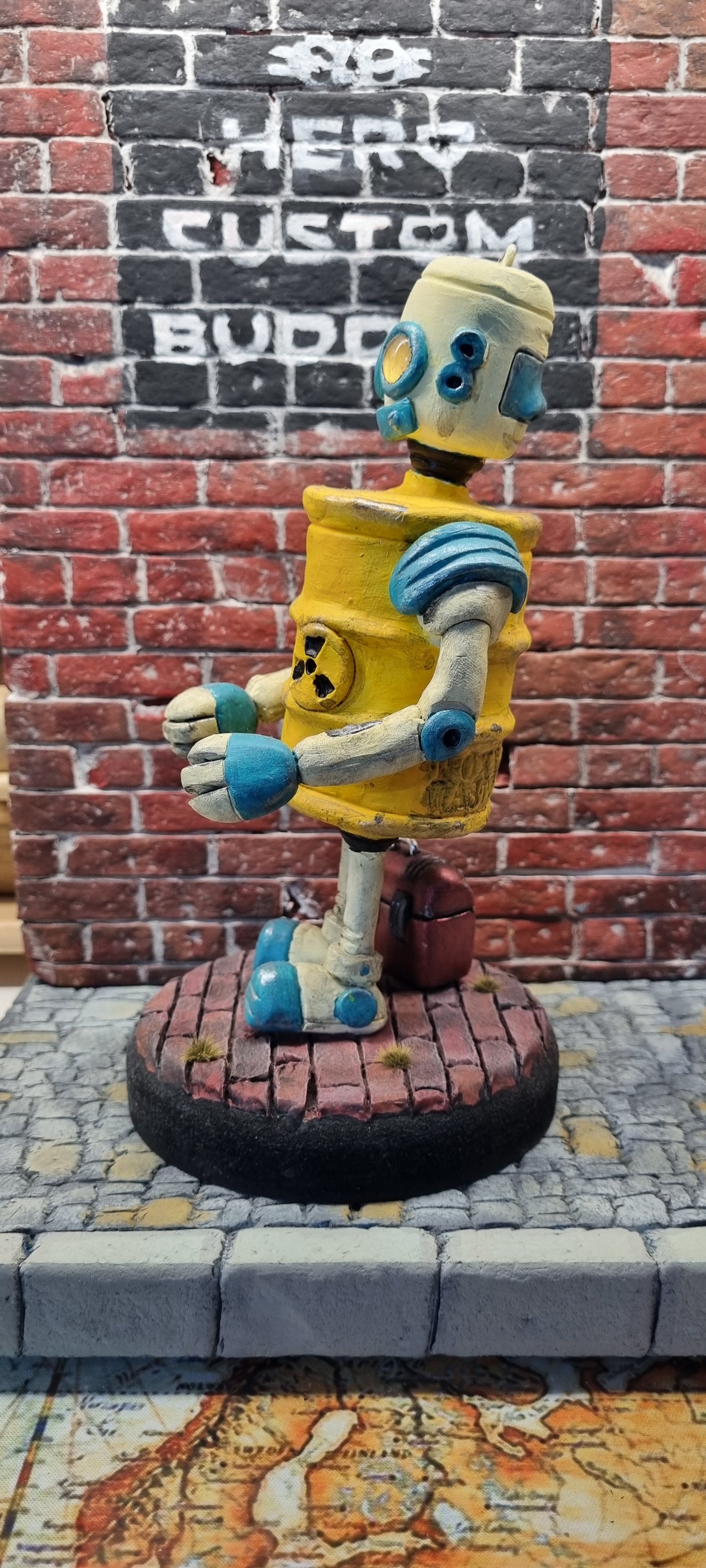Giftmüllfass Roboter Skulptur Figur