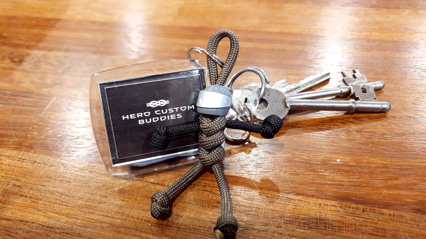 Llavero de paracord Biker Buddy en gris oscuro con visera plateada