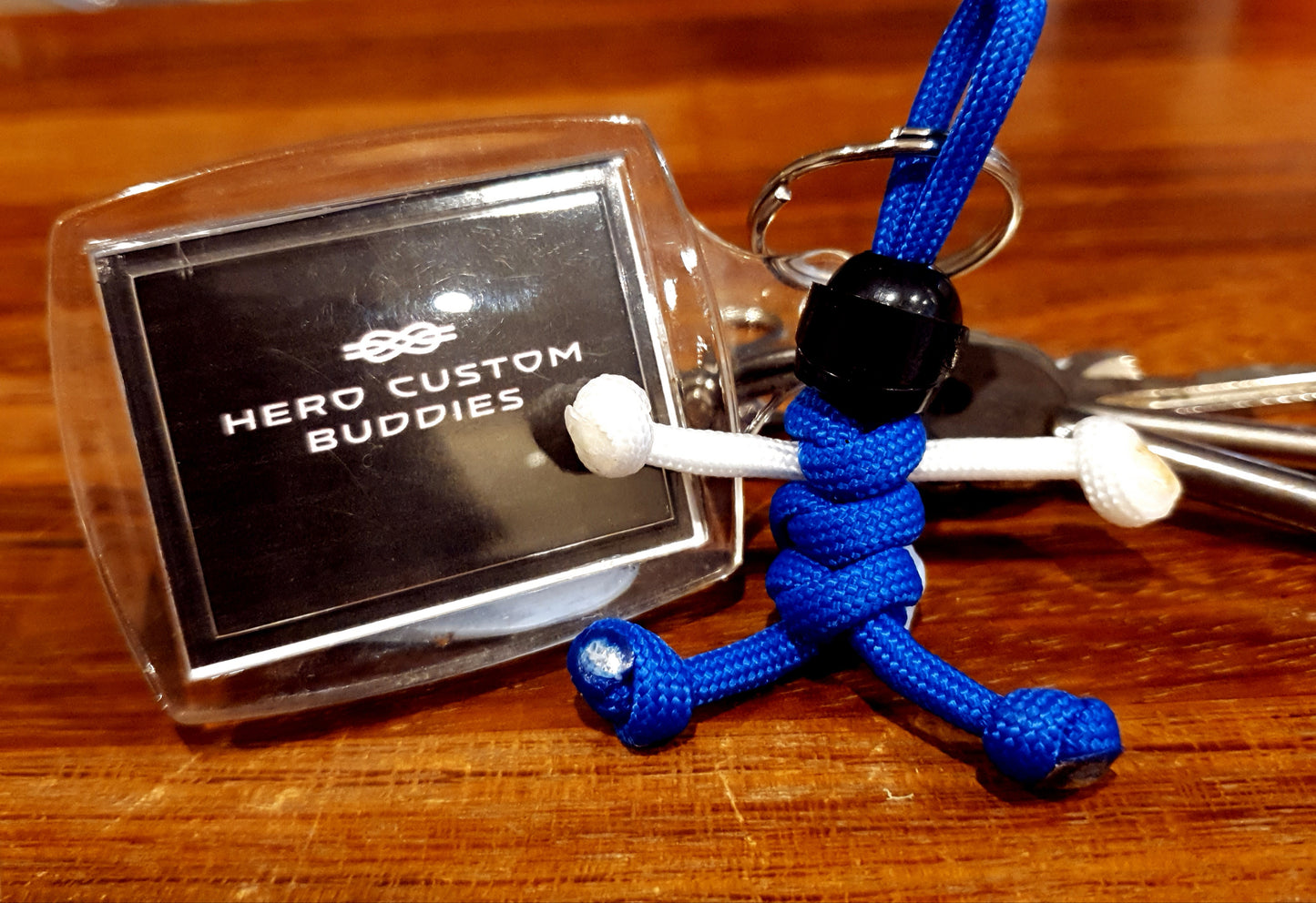 Llavero de paracord azul y blanco de Biker Buddy