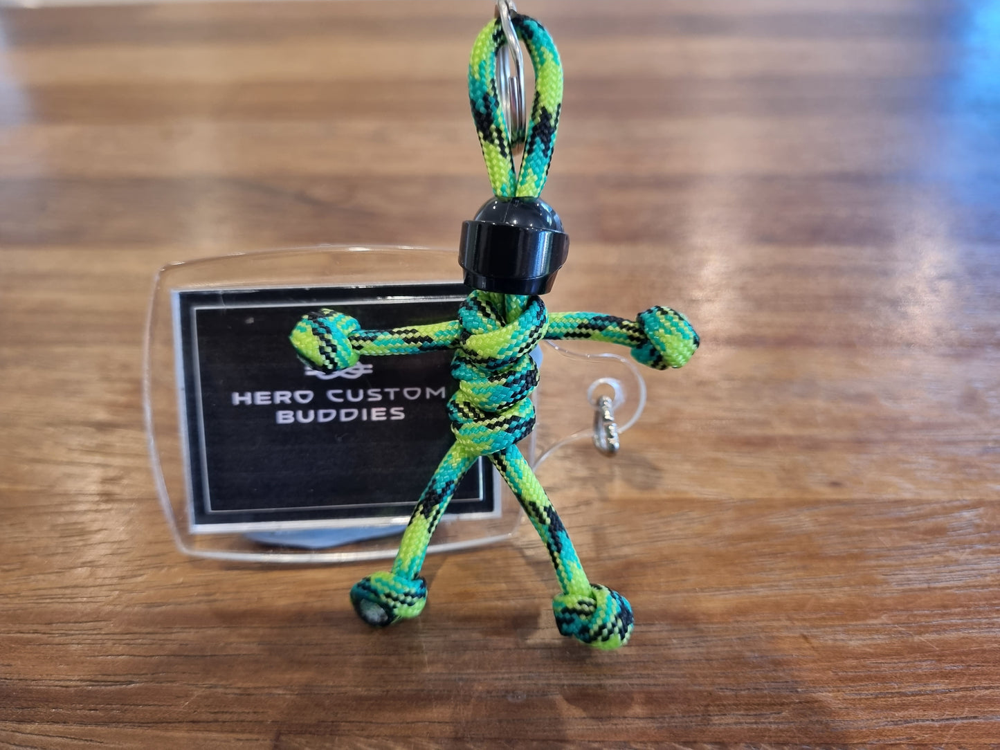 Llavero de paracord con diseño de camuflaje verde y amarillo de Biker Buddy