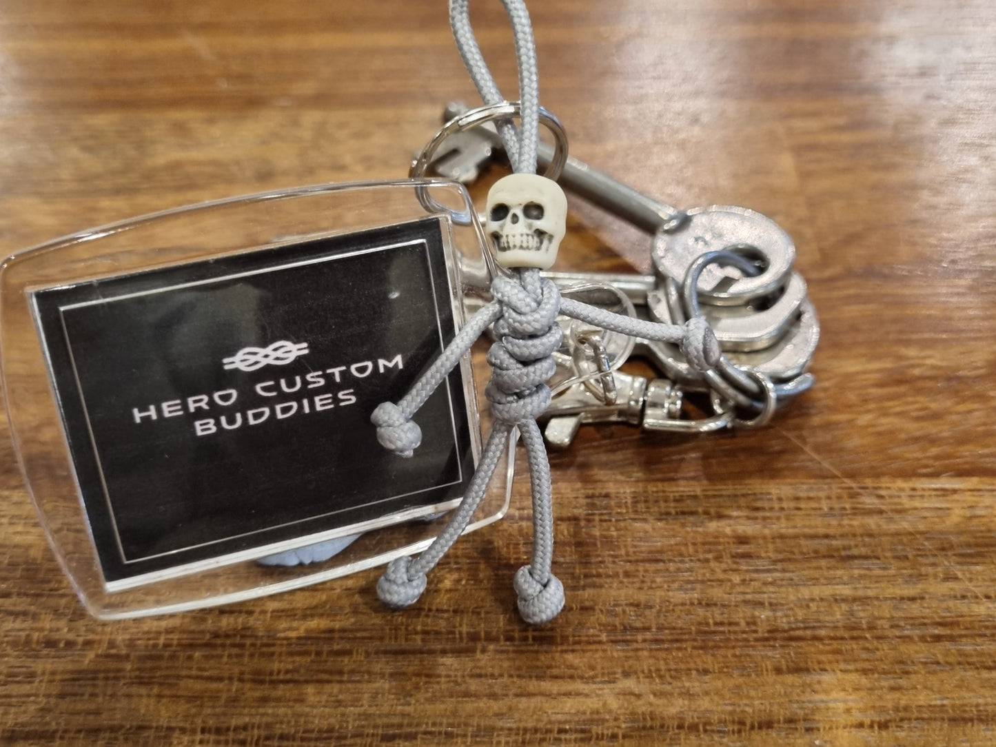 Grauer Paracord-Buddy mit Mikro-Totenkopf