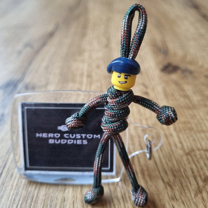 Porte-clés Paracorde Soldat de l'Armée – Figurine Militaire Camouflage Faite à la Main avec Béret Bleu Marine (REME, Ingénieurs, RLC, Royal Signals et plus encore)