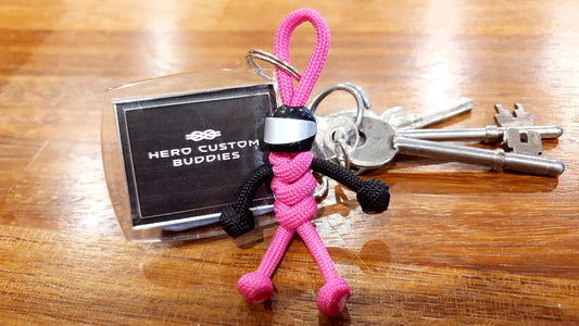 Llavero de paracord con visera plateada y diseño de Biker Buddy en color rosa