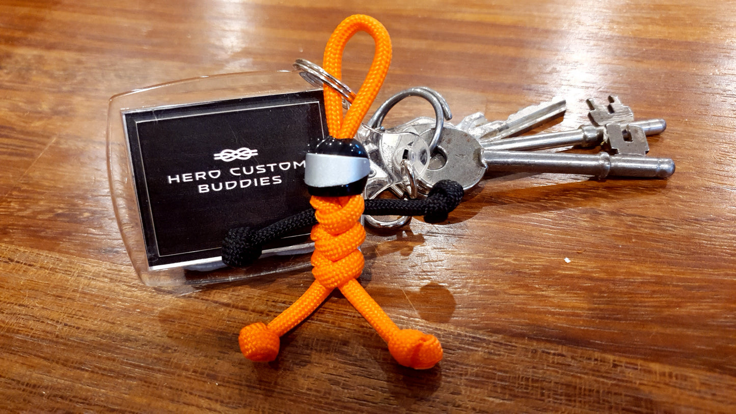 Llavero de paracord con visera plateada y color naranja de Biker Buddy