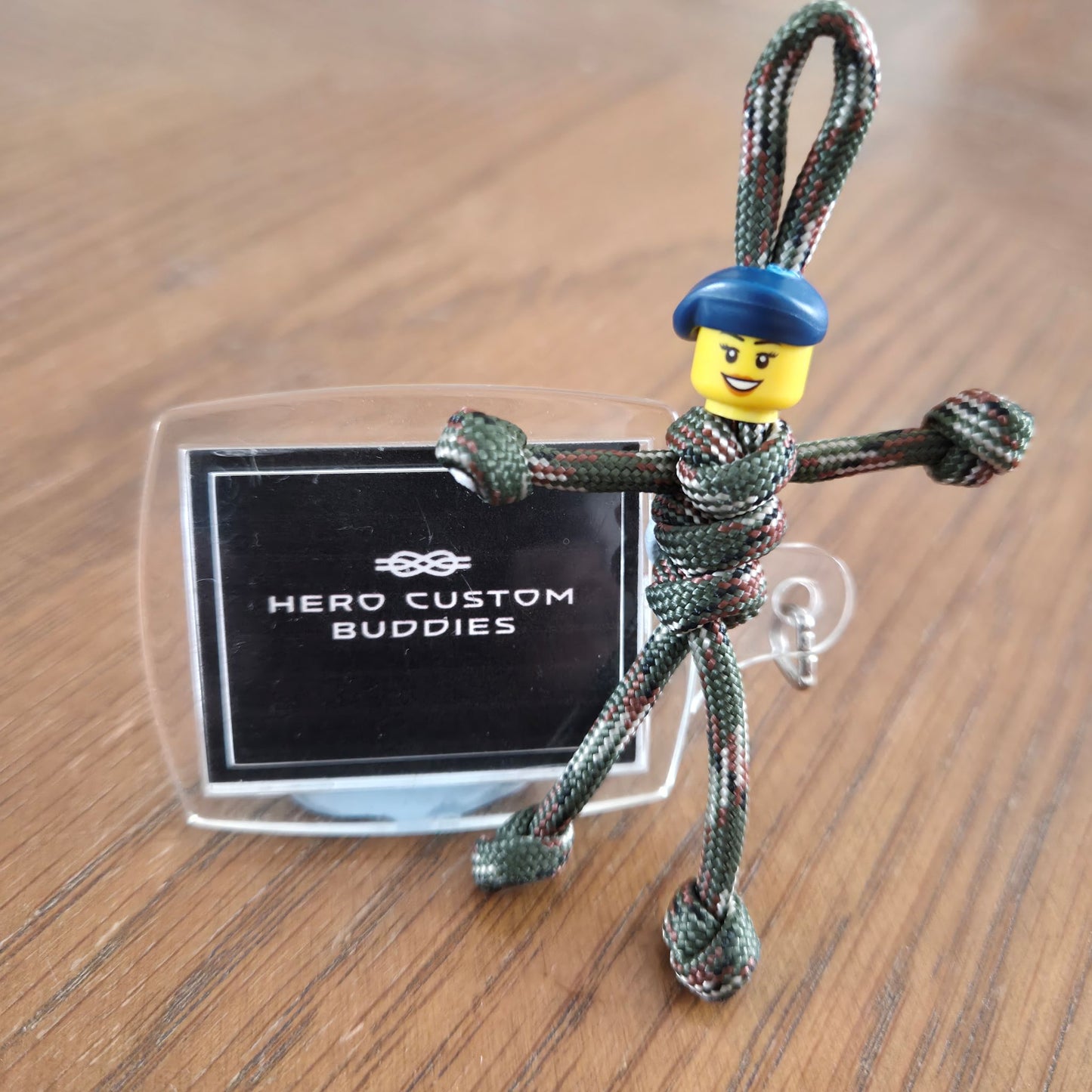 Porte-clés Paracorde Soldat de l'Armée – Figurine Militaire Camouflage Faite à la Main avec Béret Bleu Marine (REME, Ingénieurs, RLC, Royal Signals et plus encore)