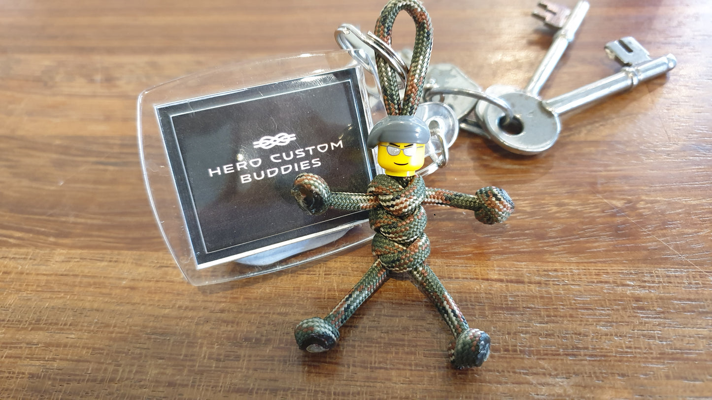 Boina gris de soldado del ejército con paracord