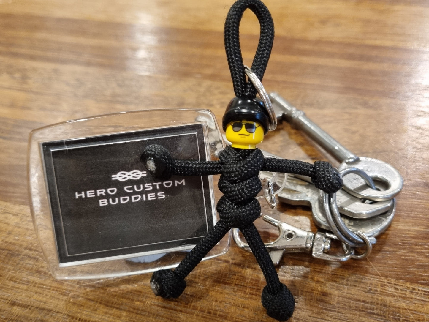 Llavero de paracord con forma de guardia de seguridad