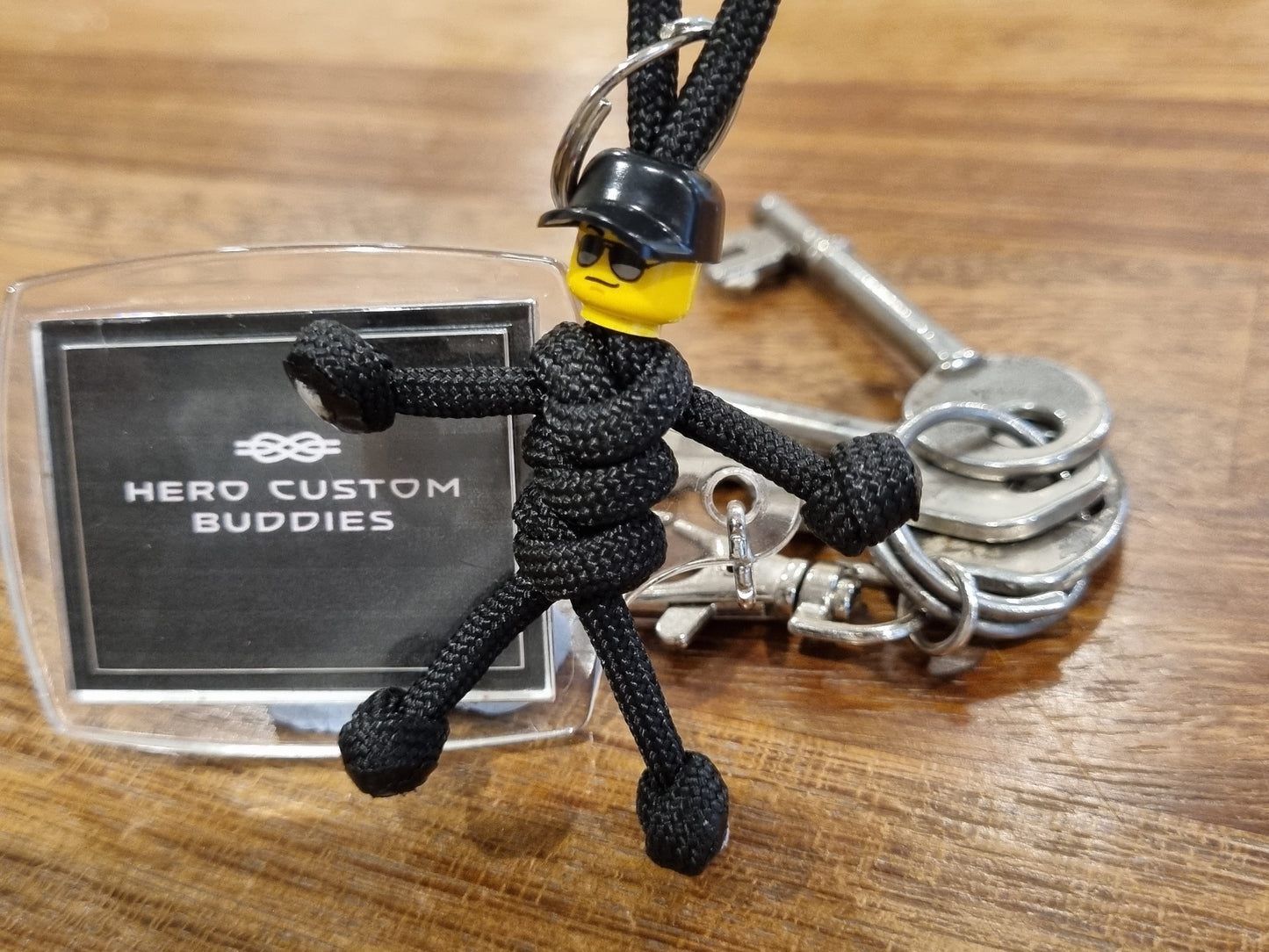 Llavero de paracord con forma de guardia de seguridad