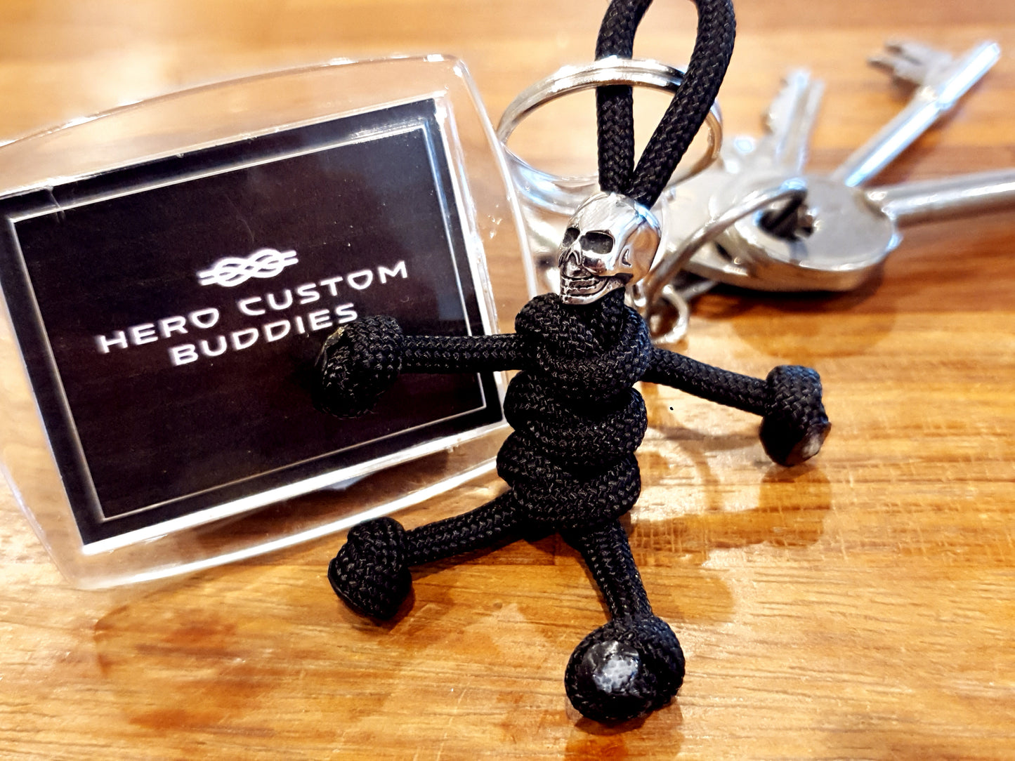 alien metal bead head and snake knot black paracord body keychain