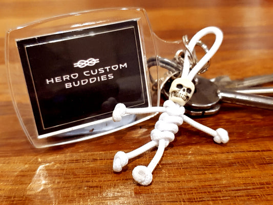 Paracord Buddy con microcalavera blanca